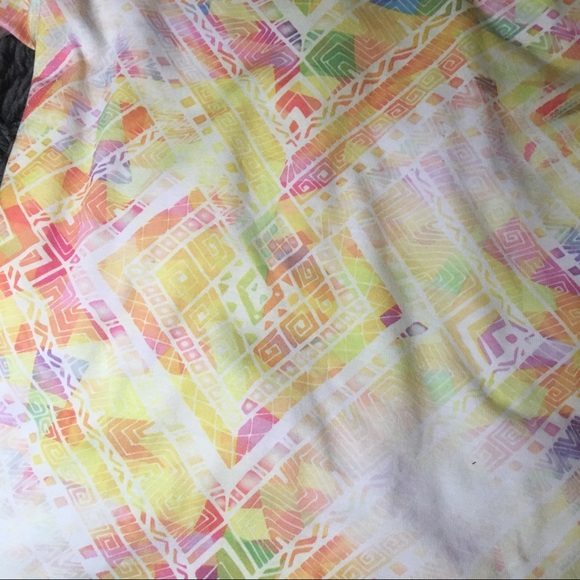 LuLaRoe Classic Tee 💛 Colorful Geometric Pattern - Picture 5 of 6